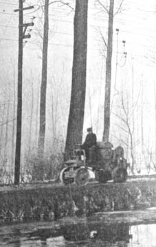 Tracteur Leon Grard avec trolleys